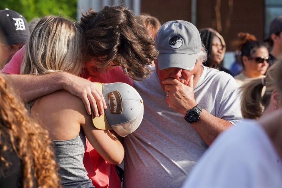 Personas atienden a una vigilia tras el tiroteo en Dadeville, Alabama, el 16 de abril.