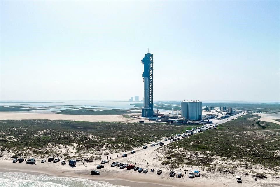 Desde su base de Boca Chica, en la costa de Brownsville, a unos cuatro kilómetros de la frontera con México, esta mañana se prevé el primer lanzamiento orbital de la enorme nave Starship.