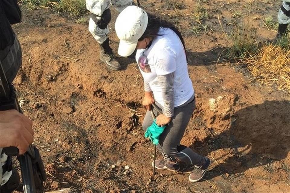 Clavar un pico en la tierra y encontrar camisas manchadas de sangre, relojes, zapatos, huesos; es lo que hacen familiares de desaparecidos para dar con ellos.