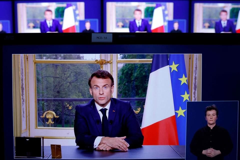 El Presidente de Francia Emmanuel Macron dio un discurso televisado desde el Palacio del Elíseo, este 17 de abril.