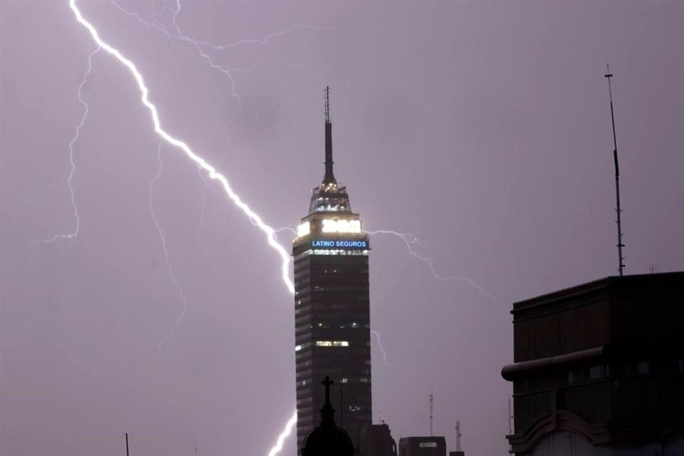 Algunas reflexiones girarán en torno a cómo afecta el cambio climático las ciudades patrimonio. En la imagen una tormenta eléctrica en el Centro Histórico de la CDMX el año pasado.