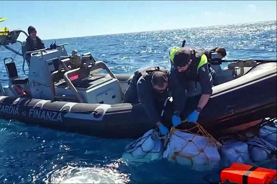 Policías recuperan los paquetes de cocaína.