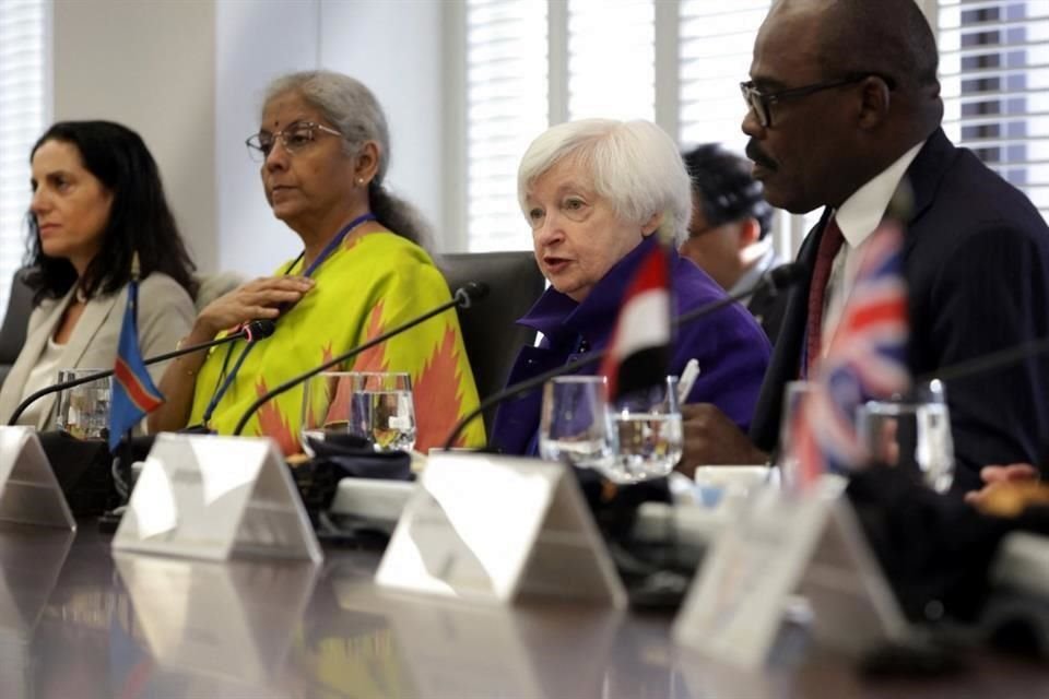 Janet Yellen (tercera izq. a der.), Secretaria del Tesoro de EU, dialoga con otros funcionarios de finanzas en la sede del FMI en Washington, D.C.