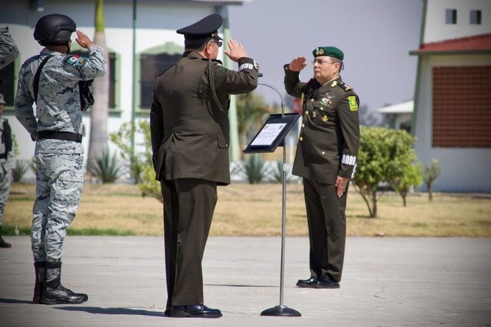 El General Brigadier DEM Jesús Alberto Guerrero Arreola, de boina verde, viene de estar en Ensenada, Baja California.