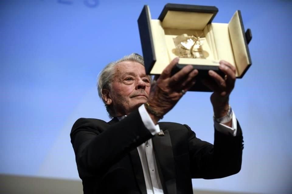 El libro sobre el legendario actor francés Alain Delon, 'Amours et Mémoires', saldrá a la venta en Francia el próximo 5 de mayo.