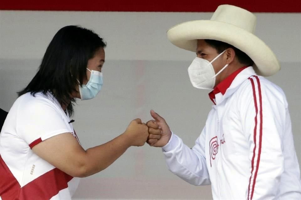 Keiko Fujimori y Pedro Castillo chocan el puño durante uno de sus debates presidenciales.