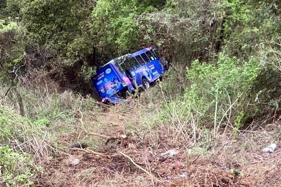 Al menos 19 personas resultaron lesionadas durante el desbarrancamiento de un autobús de pasajeros en Lomas de Vista Hermosa, Cuajimalpa.