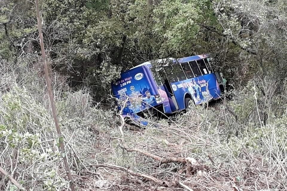 Al menos 19 personas resultaron lesionadas durante el desbarrancamiento de un autobús de pasajeros en Lomas de Vista Hermosa, Cuajimalpa.