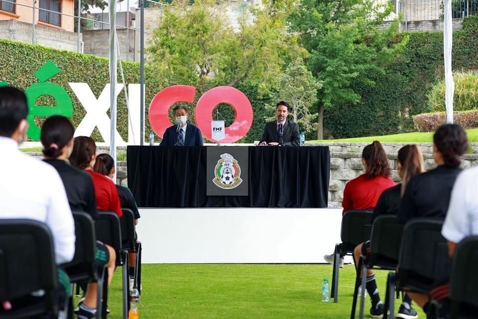 De Luisa pide que se deje de gritar el 'Eeehhh pu...'.