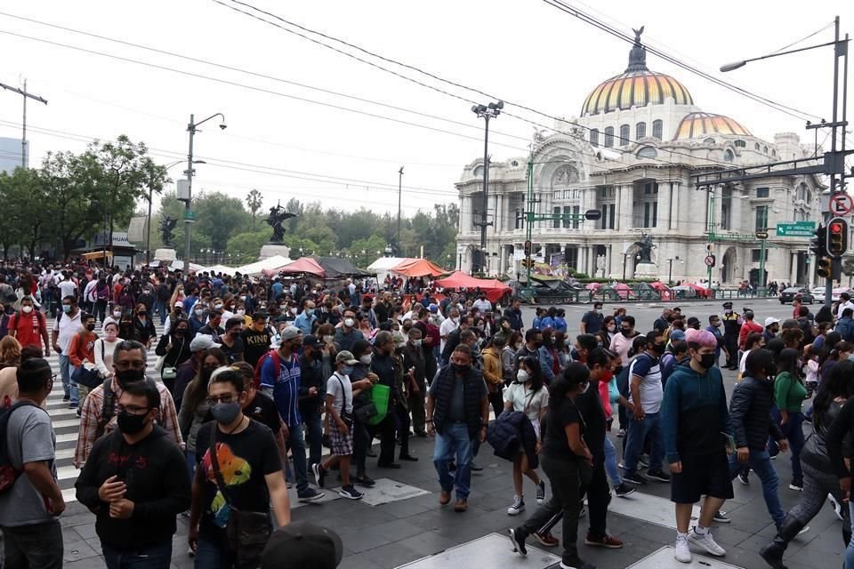 Sin saber el color. Previo al inicio del semáforo verde en la Ciudad, miles de personas salieron a las calles este fin de semana sin respetar la sana distancia, incluso, algunos dejaron de lado el cubrebocas.