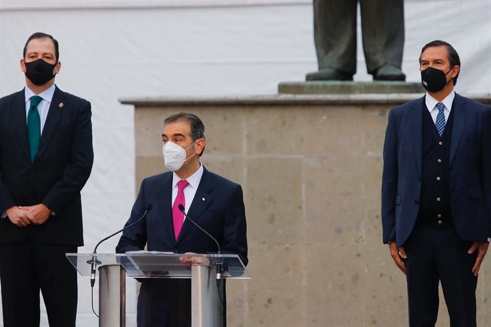 Al centro, Lorenzo Córdova, presidente del INE.