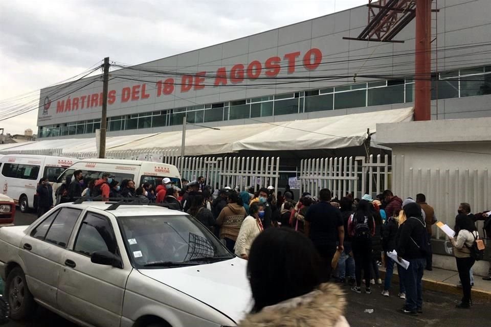 Los vecinos reportaron que desde las seis de la mañana llegaron camiones y los votantes pasaron a la escuela Lázaro Cárdenas donde se les da un desayuno de huevo, tamales y atole.