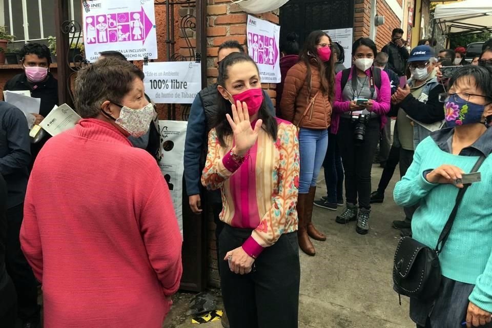 Sheinbaum llegó poco después de las 9:00 horas, a la casilla contigua 1, en la sección 3960, en la Alcaldía Tlalpan.