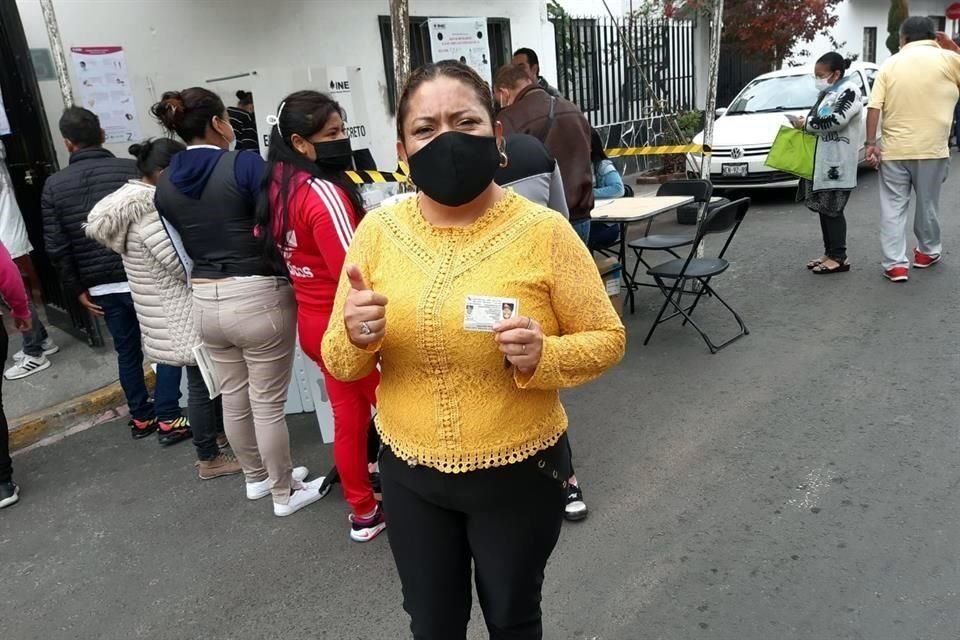 Con todo y credencial al revés, los votantes presumen su voto en la casilla 2065 de Iztapalapa.