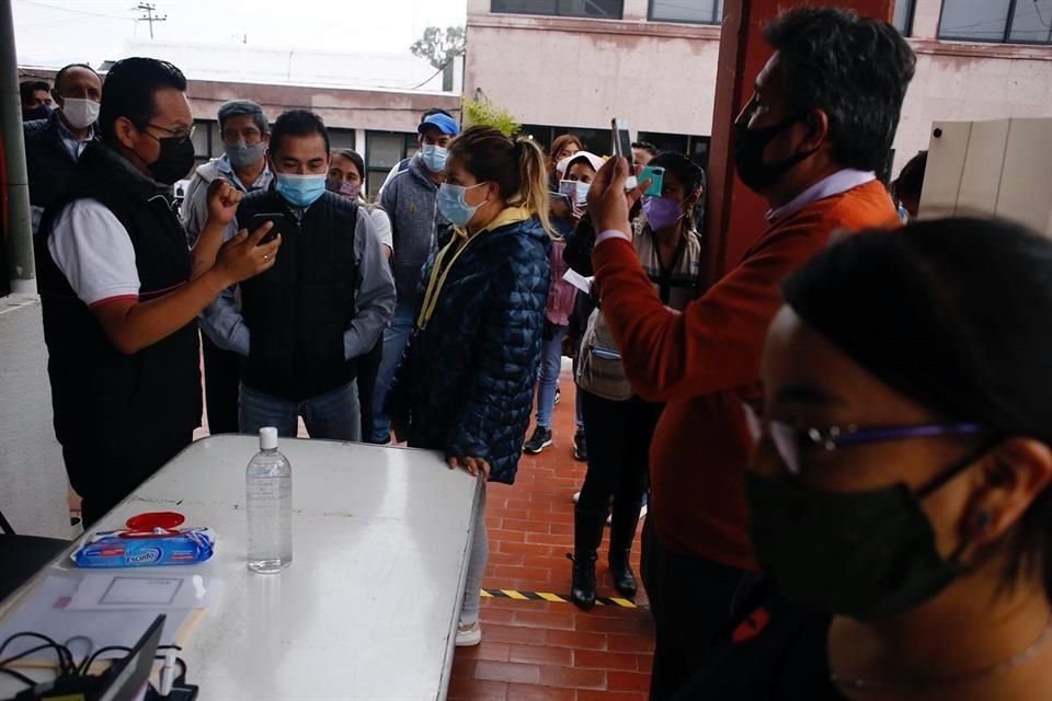 Votantes formados sin sana distancia en una casilla especial de la CDMX.