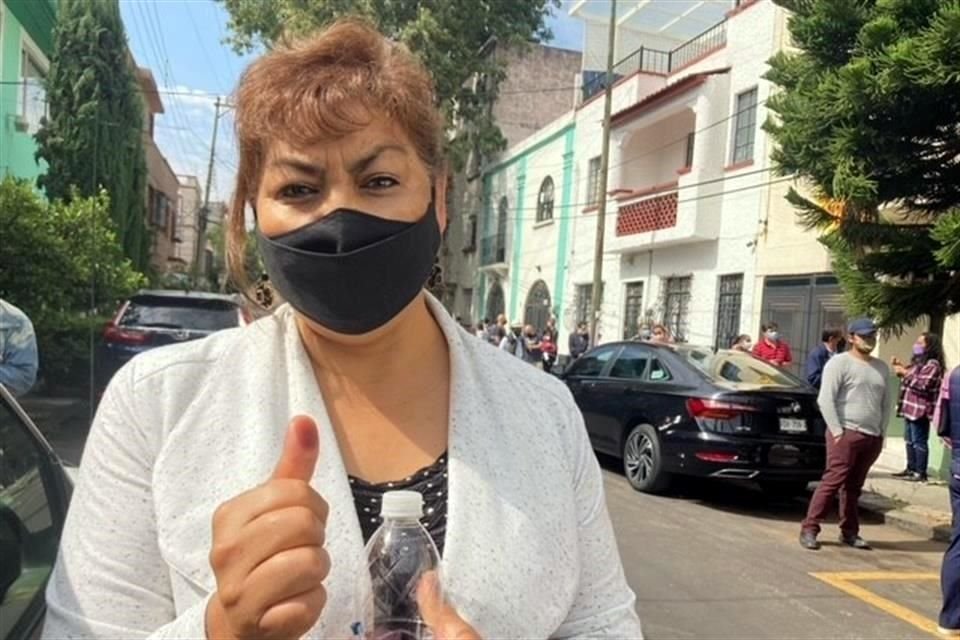 María del Dolores decidió llevar su propia pluma para emitir su voto en la casilla ubicada en Coatepec 13, Colonia Roma Sur, Alcaldía Cuauhtémoc.