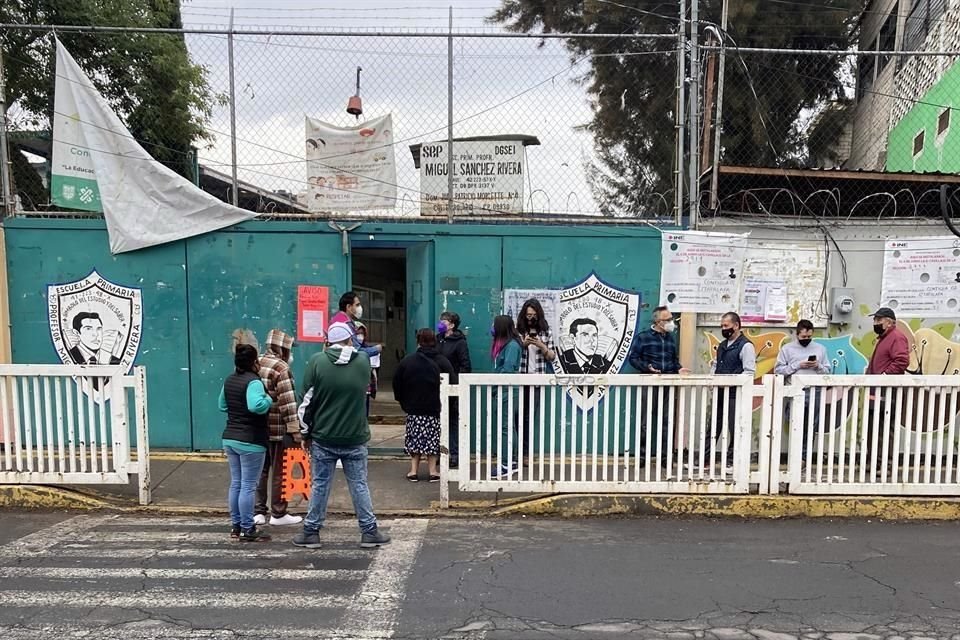 Algunos de los votantes consideraron que la afluencia es menor porque se vive un desánimo tras el colapso y la pandemia.