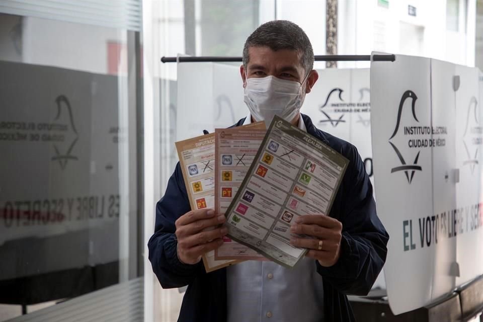 'Desde ayer tenemos reportes de compras de voto y de credenciales en Tacubaya, Escandón, Anáhuac', dijo Mauricio Tabe al acudir a votar.