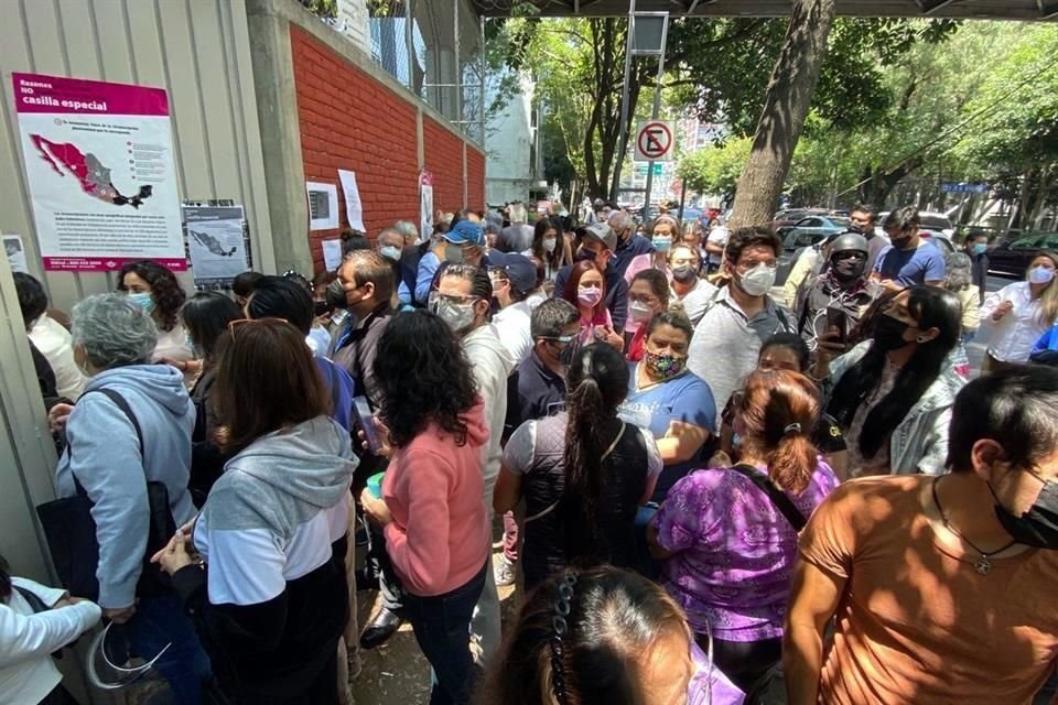 El hecho ha generado enojo y frustración en las personas que acudieron a emitir su voto en las casillas especiales.