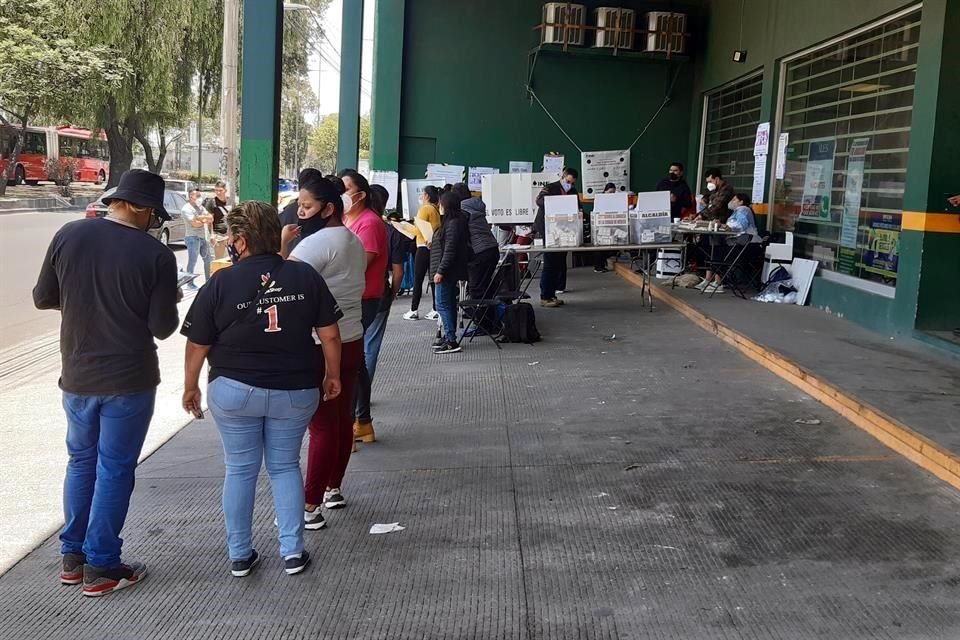 Una de las casillas de la Alcaldía Iztapalapa, ubicada en la sección 2084, en la Colonia Tepalcates, ubicó las urnas en una calle privada y en el estacionamiento de una casa de empeño.