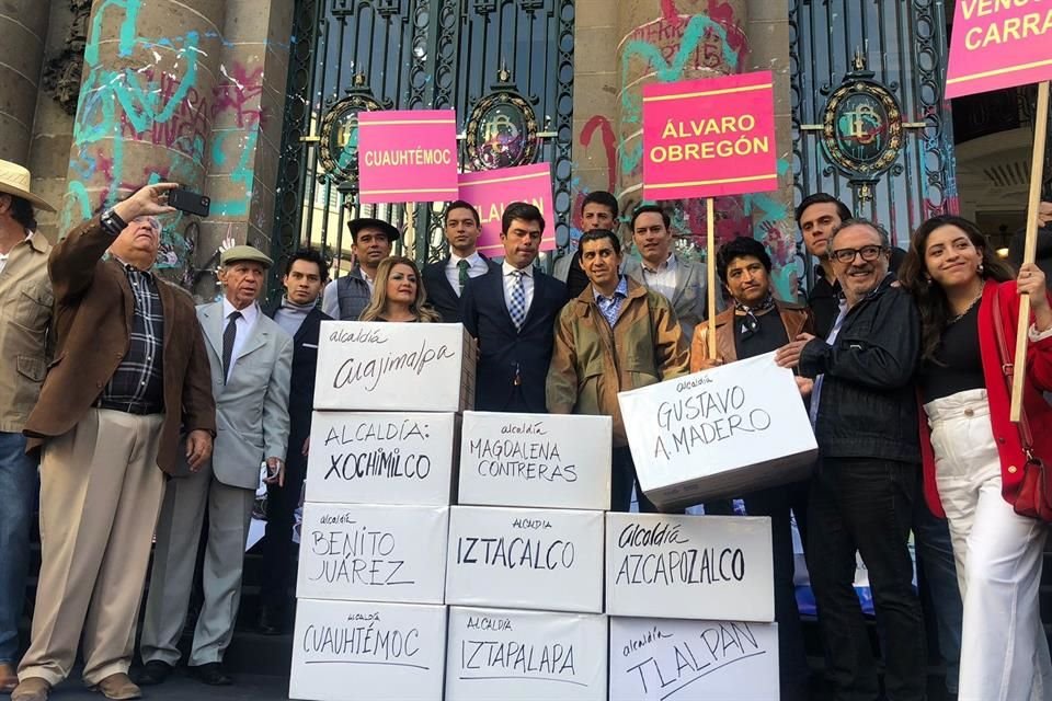 Presentan más de 30 mil firmas a favor de la fiesta brava