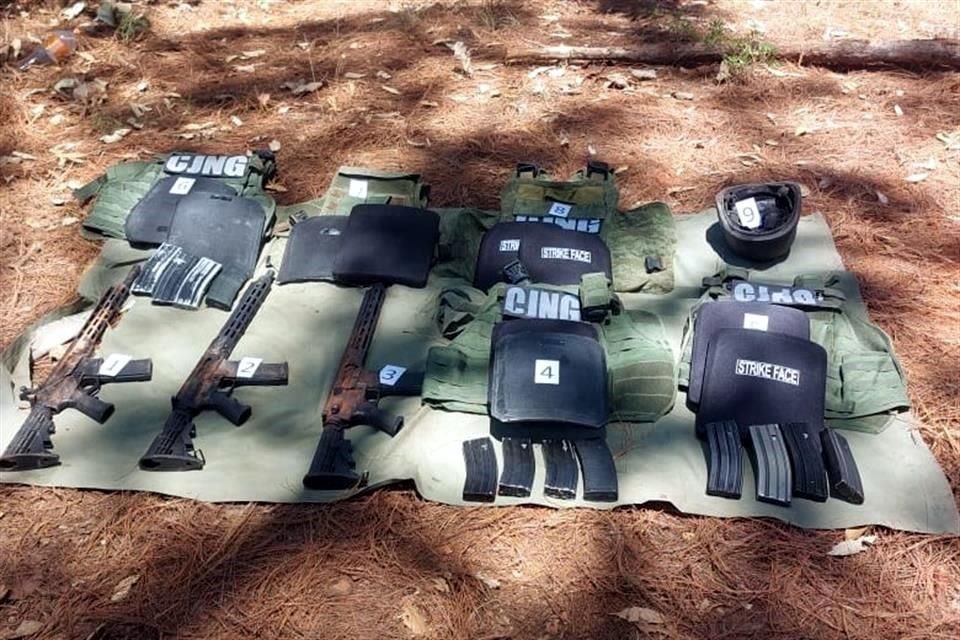 En un campamento improvisado en Mazamitla militares hallaron fusiles de asalto y chalecos con siglas del Cártel de Jalisco Nueva Generación.