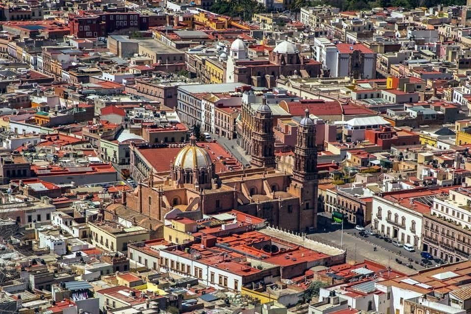 El nombramiento del Centro Histórico de Zacatecas como Patrimonio Cultural de la Humanidad por parte de la UNESCO está en riesgo ante la proyección de un segunto piso que toca el área protegida, consideran expertos.