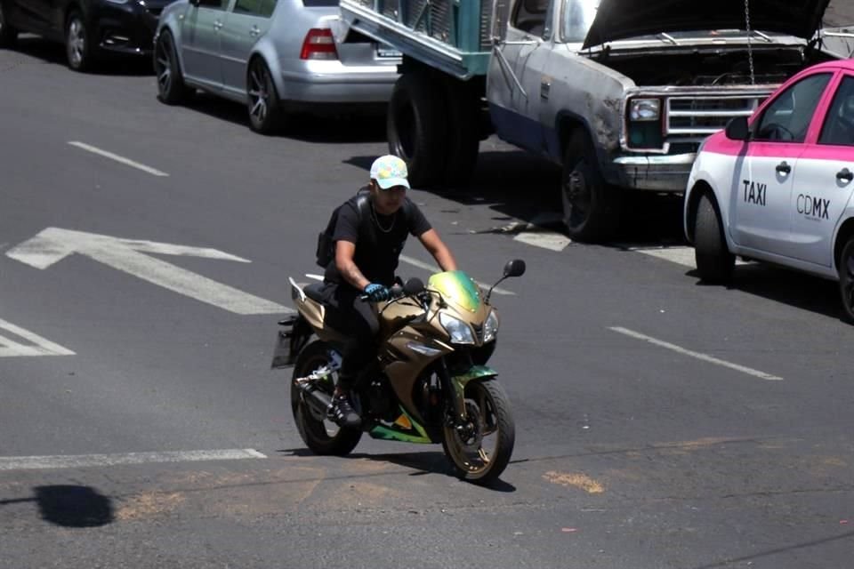 Este motociclista no tuvo empacho en circular en sentido contrario.