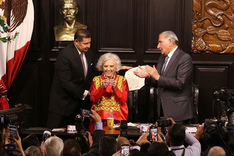 Elena Poniatowska recibe la Medalla Belisario Domínguez en el Senado.