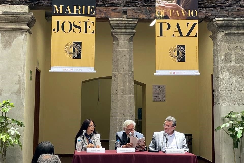 Leticia Luna, directora de la Casa Marie José y Octavio Paz, Adolfo Castañón y José María Espinasa durante el homenaje al poeta.