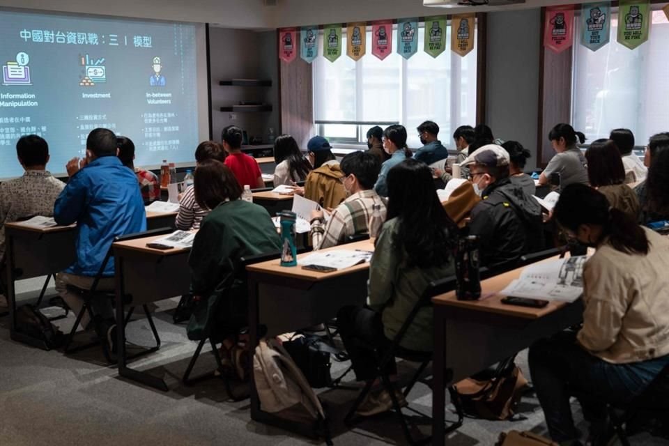 Estudiantes en una clase de defensa civil en la Academia Kuma, en Taipéi, el 16 de abril del 2023.