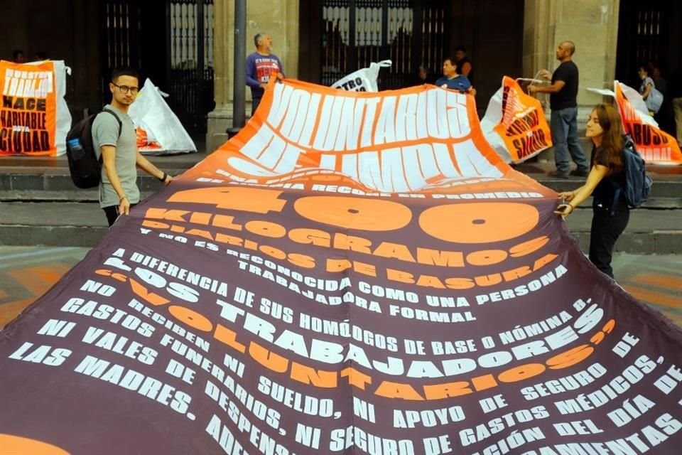 Con lonas, pancartas e insumos de limpia, protestaron frente al edificio de Gobierno.