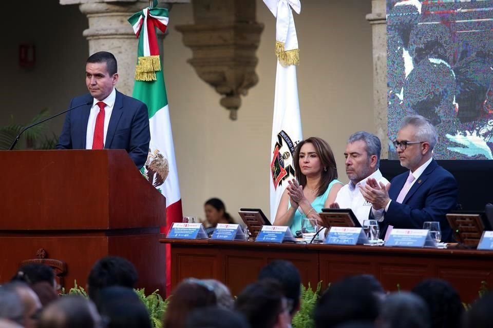 César Barba rindió informe como director del SEMS.