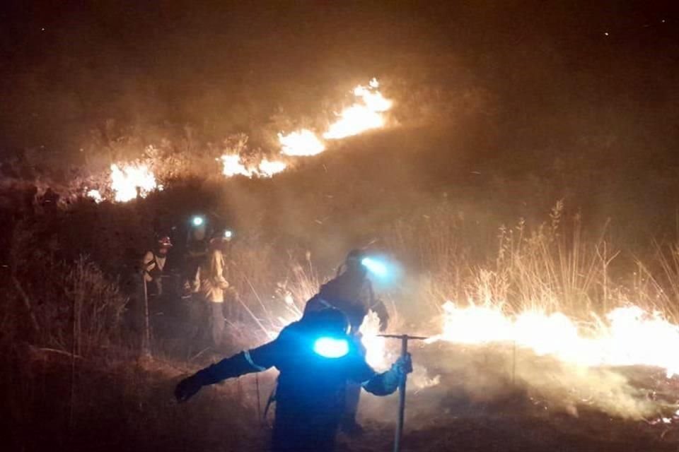 El incendio en el cerro de Totoltepec fue controlado el miércoles, pero se mantuvo la alerta atmosférica.