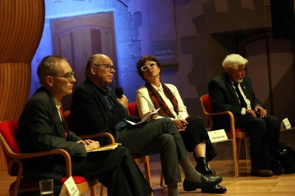 Christopher Domínguez, Enrique Krauze, María Baranda y Adolfo Castañón, durante el homenaje al poeta Octavio Paz en El Colegio Nacional la noche de este miércoles.