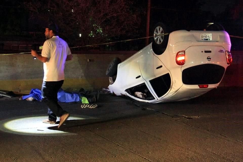 El conductor de un vehículo particular perdió la vida este miércoles después de volcar en la Carretera libre a Zapotlanejo, en Tonalá.