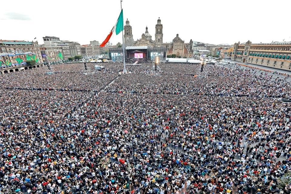 El récord de asistencia en el Zócalo es de Grupo Firme, que congregó a unas 280 mil personas en septiembre pasado.