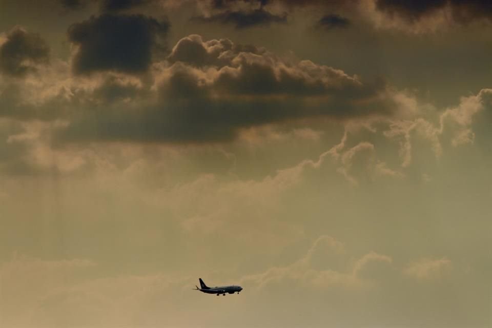 Comisiones en Cámara baja aprobaron un dictamen en materia de aviación civil que elimina el cabotaje, pero mantuvieron la figura de asignación que facilitaría operación de una aerolínea oficial.