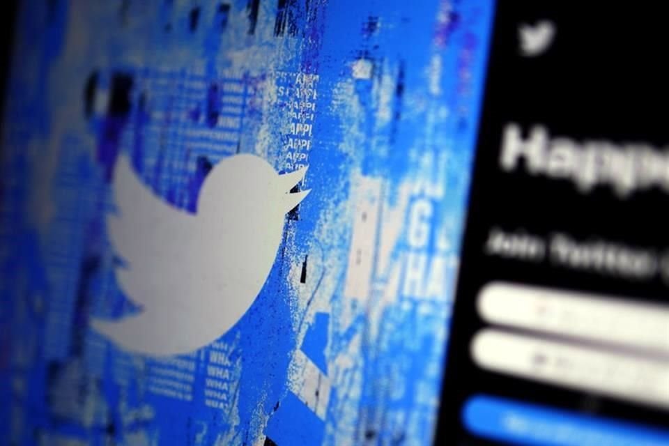 Twitter comenzó a eliminar la palomita azul a cuentas que no pagan una suscripción en la red social.