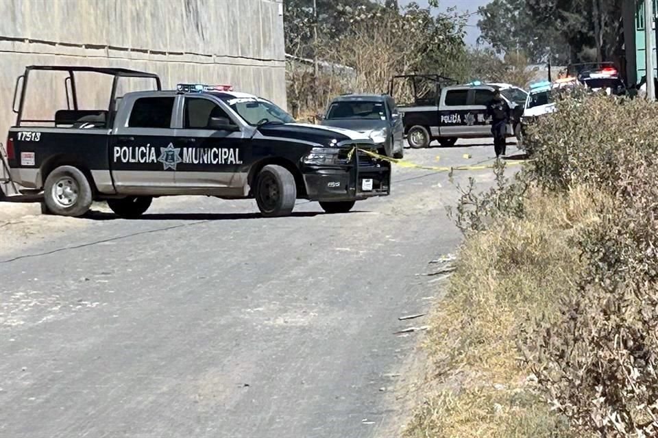 El cadáver de un hombre con impactos de bala en brazos, tórax y pecho fue hallado en el interior de una camioneta en la Colonia Gigantera, en San Pedro Tlaquepaque.