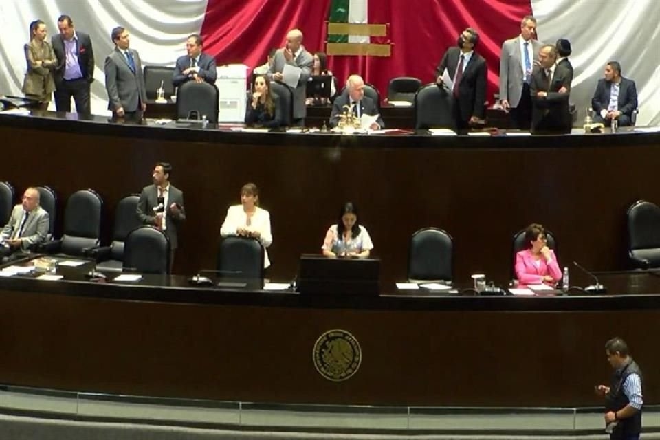 Morena, sus aliados y MC aprobaron en fast track una reforma minera que modifica, a solicitud de empresarios, iniciativa enviada por AMLO.