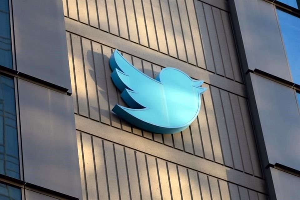 Twitter comenzó a eliminar las marcas de verificación azules de los perfiles de los usuarios y personajes famosos.