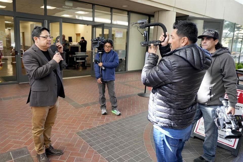 Periodistas esperan afuera del Edificio Federal Robert F. Peckham y el Palacio de Justicia de EU para que llegue el ex Presidente peruano Alejandro Toledo.