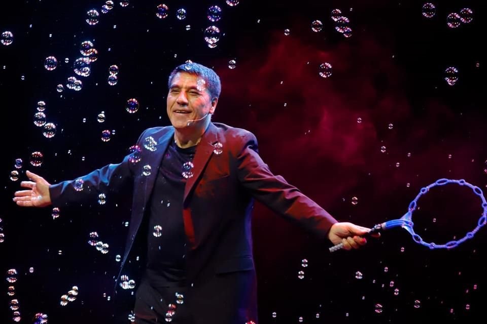 El artista Fan Yang encantó desde los más pequeños hasta los más grandes con su Gazillion Bubble Show, presentado en el Pepsi Center WTC.