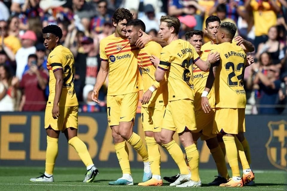 Ferran Torres (centro) anotó el único gol del encuentro entre Barcelona y Atlético de Madrid.