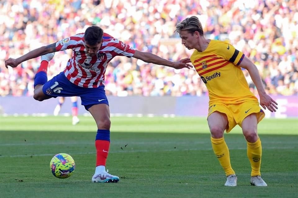 Frenkie de Jong (der.) y Pedri, ambos del Barsa, regresaron a la actividad tras estar lesionados.