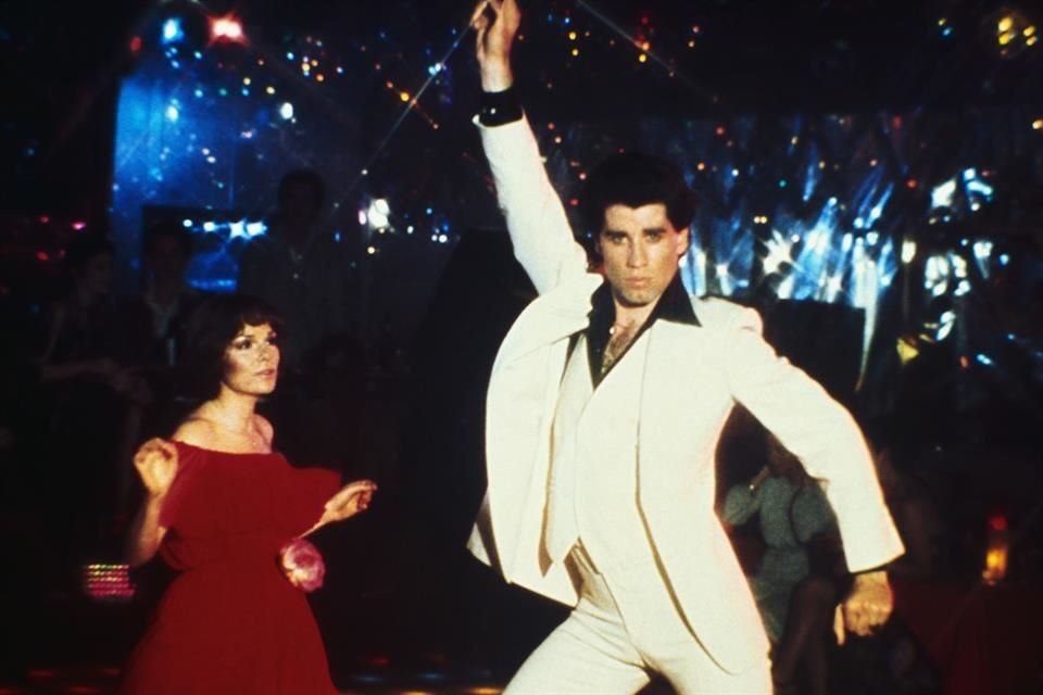 El traje que portó John Travolta en los promocionales de 'Fiebre de Sábado por la Noche' fue vendido en una subasta por 260 mil dólares.