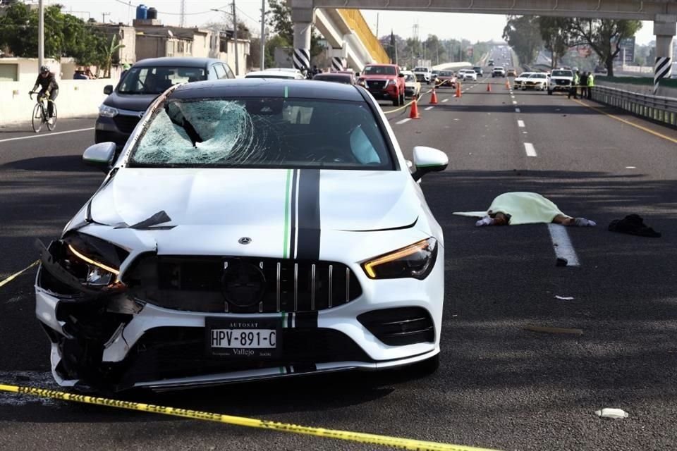 Un hombre falleció tras ser arrollado por un automóvil de lujo sobre la Autopista México-Pachuca, en el Municipio de Tecámac.