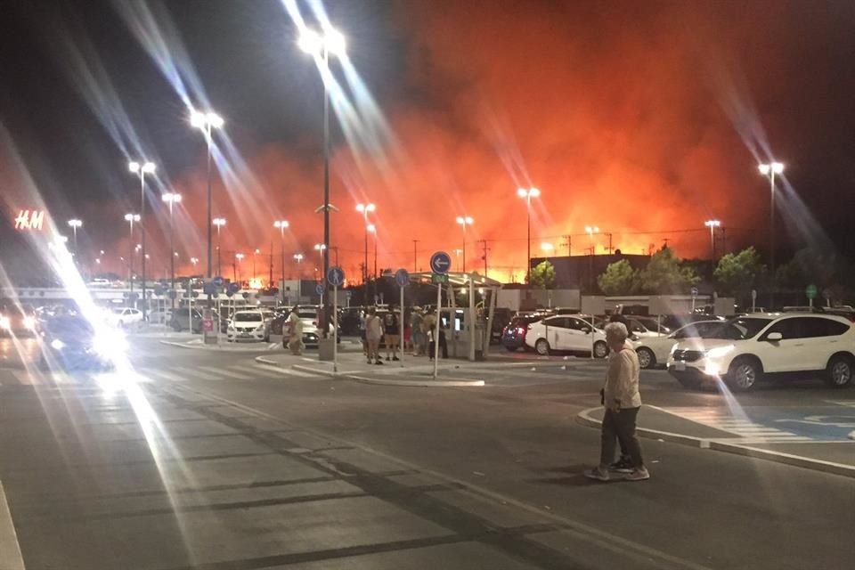 La columna de fuego que se elevaba y se expandía con rapidez puso en alerta a las personas que se encontraban paseando el domingo en la plaza