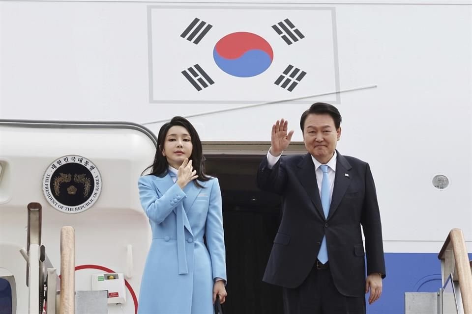 El Presidente de Corea del Sur, Yoon Suk Yeol, junto a su esposa, antes de partir rumbo a Estados Unidos.